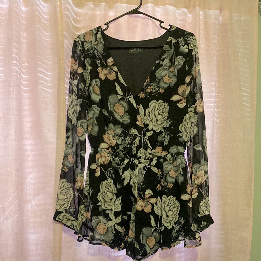 Adorable long sleeve romper. Sleeves are sheer.